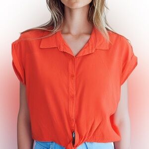 Chic Mi Women’s Orange  front tie shirt with collar. Size medium.